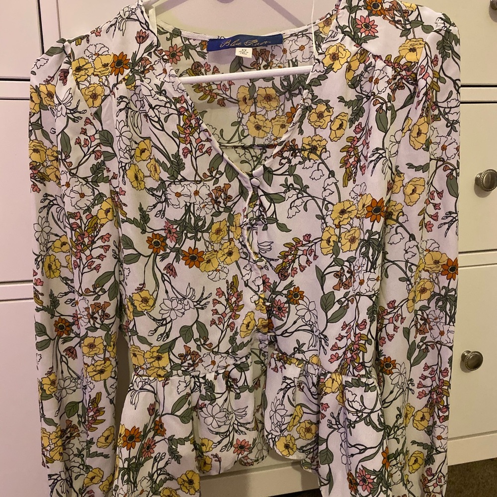 Cute floral top!